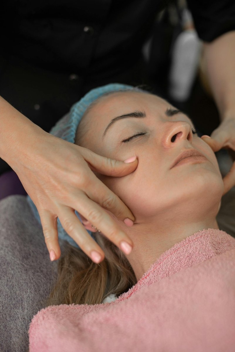 Rejuvenecimiento facial natural con masaje Kobido: la técnica japonesa que transformará tu piel - Facial Fitness